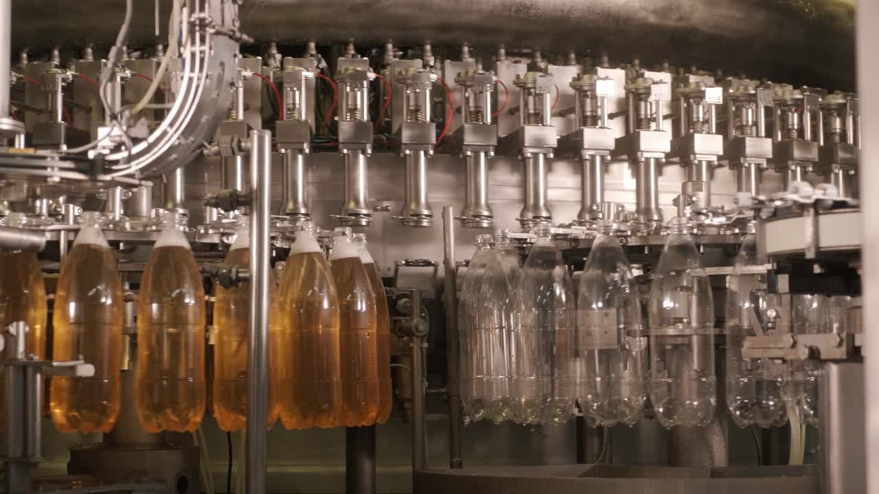 자동 채우기 기계 는 현대 음료 공장 에서 플라스틱 애완 동물 병 에 물 을  ⁇ 는다