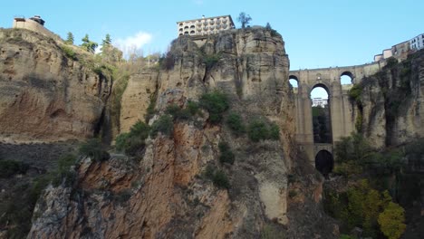 puente de arco emblemático de la ciudad de ronda con edificios en la parte superior del acantilado, vista aérea