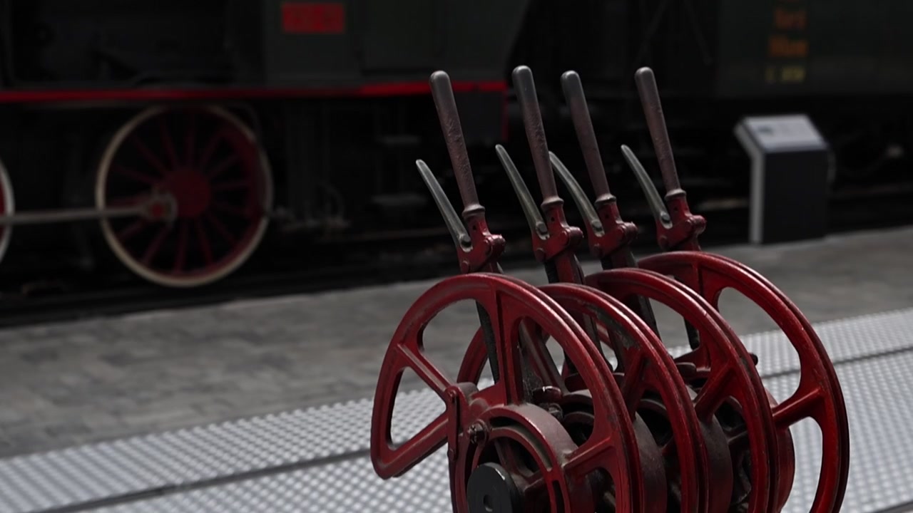 Leviérs de signalisation ferroviaire vintage dans un musée du train
