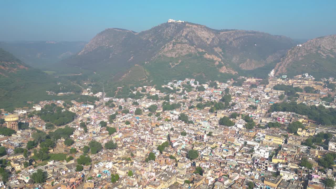 vista aérea en la ciudad de alwar grabada por dji mini 3pro