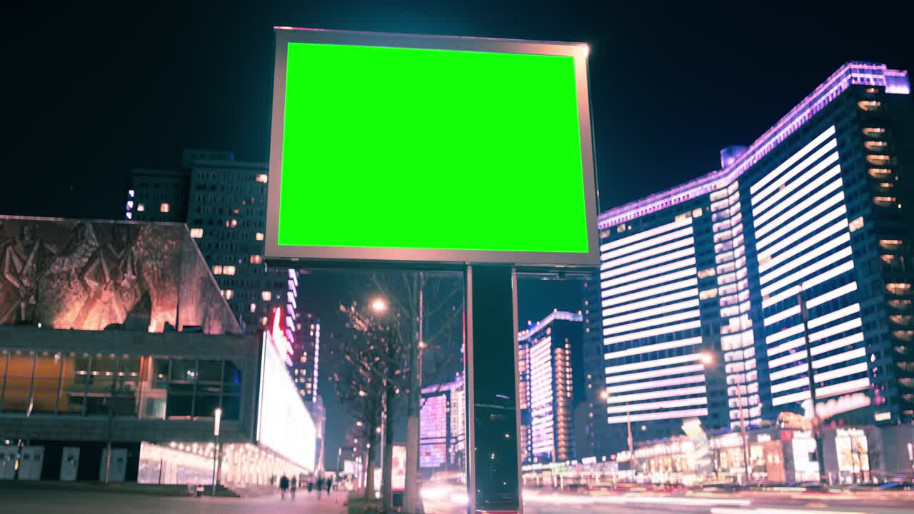 현대적인 건물에 광고를 할 수 있는 큰 광고판과 녹색 스크린, 네온 조명, 비는 고속도로에서 교통의 타임 스, 사이버 크 색상