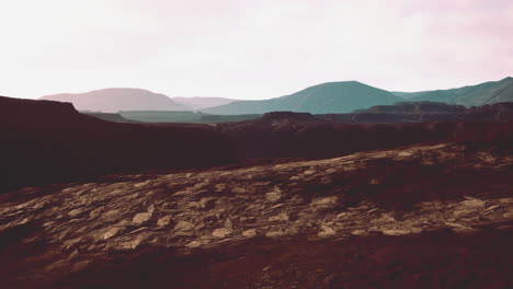 Fantastische-Alpine-Landschaft-Mit-Dunklen-Felsen