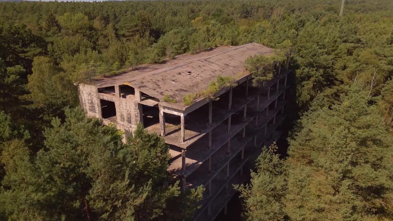 Sobrevoo das ruínas do KDF Prora na ilha de Rügen, no Mar Báltico, perto de Binz. Elas estão escondidas na floresta