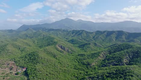 Paisaje-Rural-Y-Montañoso-Bani-En-República-Dominicana