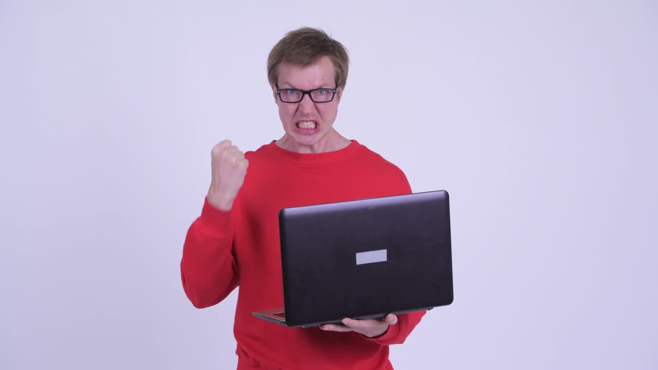 젊은 잘생긴 남자의 스튜디오 촬영