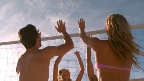 cuatro personas jugando al voleibol