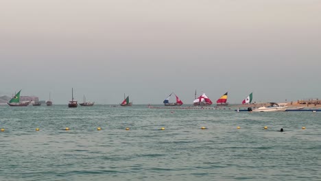 Boote-Mit-Der-Flagge-Der-WM-Länder-Fahren-Vorbei