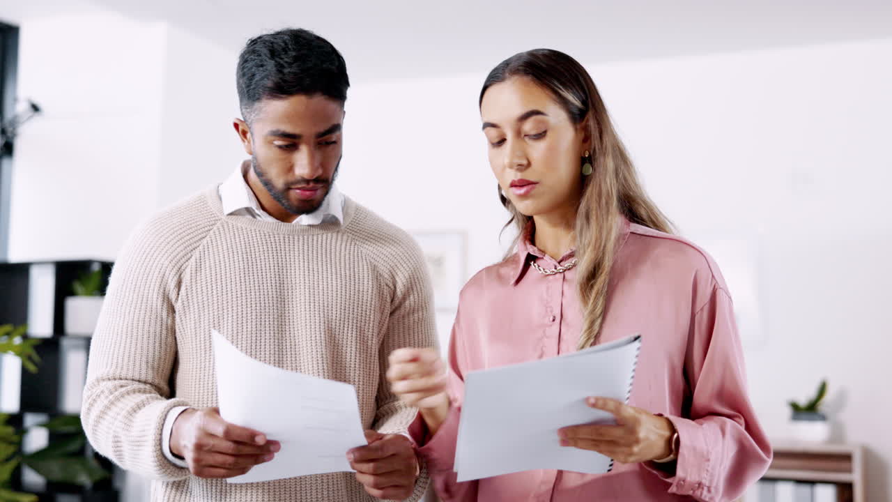 gente de negocios, trabajo en equipo y documento de trabajo