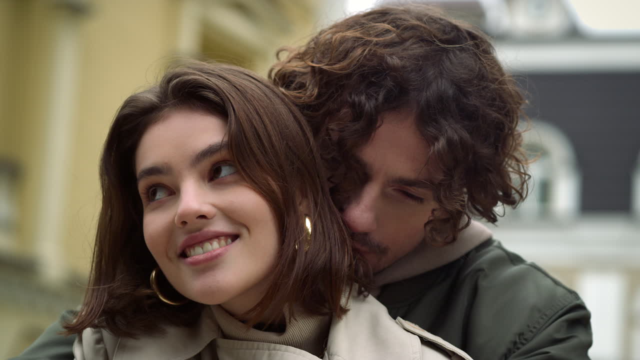 любящая пара чувствует себя счастливой на открытом воздухе. мужчина и женщина обнимаются на городской улице.