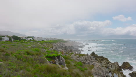 Los-Delanteros-Vuelan-Sobre-La-Costa-Escarpada-Del-Mar.-Olas-Rodando-Hacia-Las-Rocas-Costeras-Y-Salpicando-A-La-Altura.