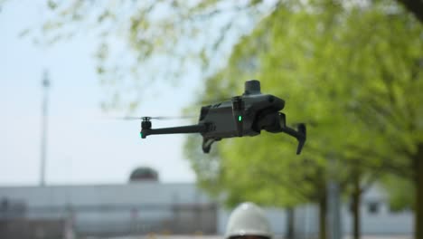 mavic quadcopter drone volando al aire libre. movimiento lento