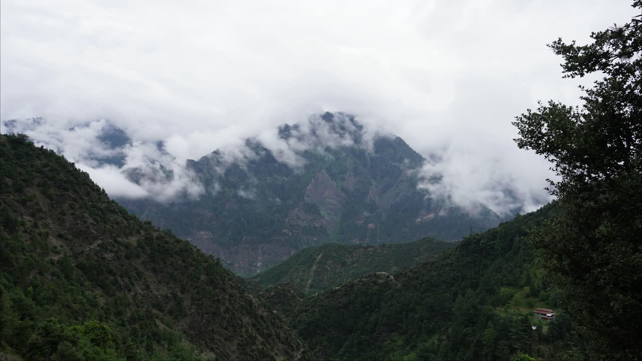 lapso de tiempo de nubes sobre las colinas en el valle de cachemira con verano de fondo verde frente a él