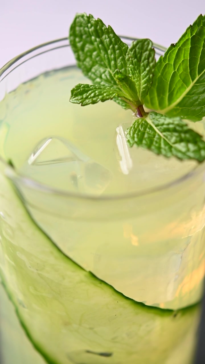 English Garden -cocktail pyörii.