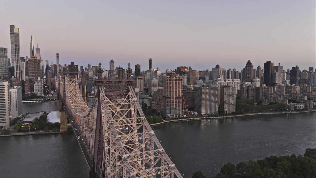뉴욕 에어리얼 v362 파노라마 플라이오버 스보로 브릿지 - 루스벨트 섬, 이스트 리버, 맨해튼과 스 보로의 도시 풍경을 새벽에 포착 - mavic 3 pro cine로 촬영 - 2023년 9월
