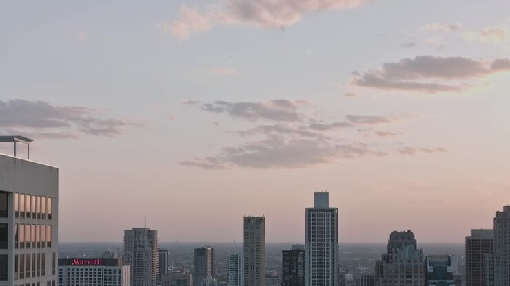 Vista aérea de Chicago com prédios altos e nuvens durante o pôr do sol