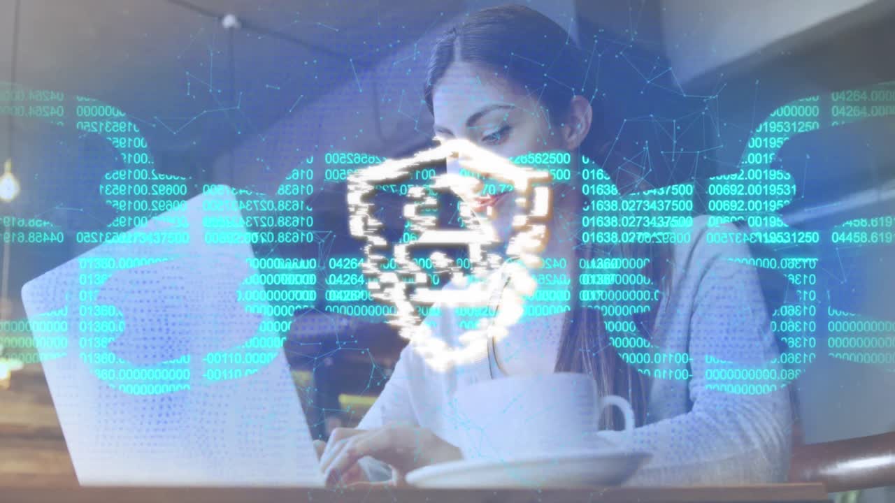 animación de un candado en el escudo, números en la cadena de bloques, puntos conectados, mujer caucásica usando una computadora portátil.