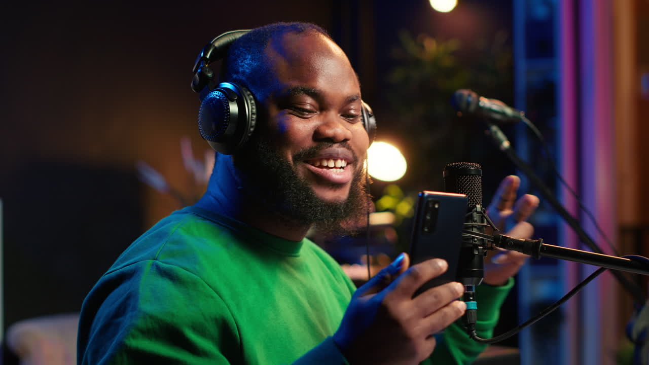 compositor cantando una nueva canción en su micrófono para producir nuevas pistas