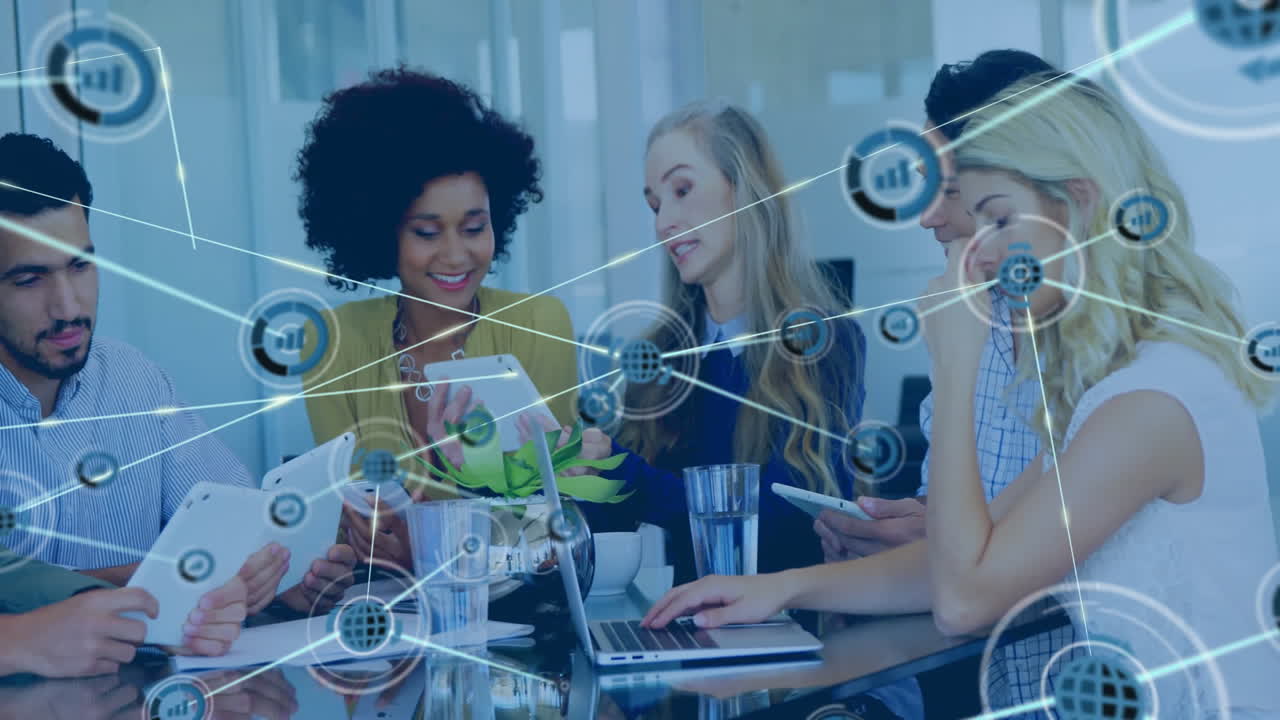 사무실에서 다양한 사업가들과의 아이콘과의 연결 네트워크의 애니메이션