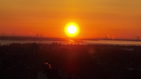 Ende-Des-Sonnenuntergangs-Mit-Windmühlen-Im-Hintergrund,-Luftaufnahme