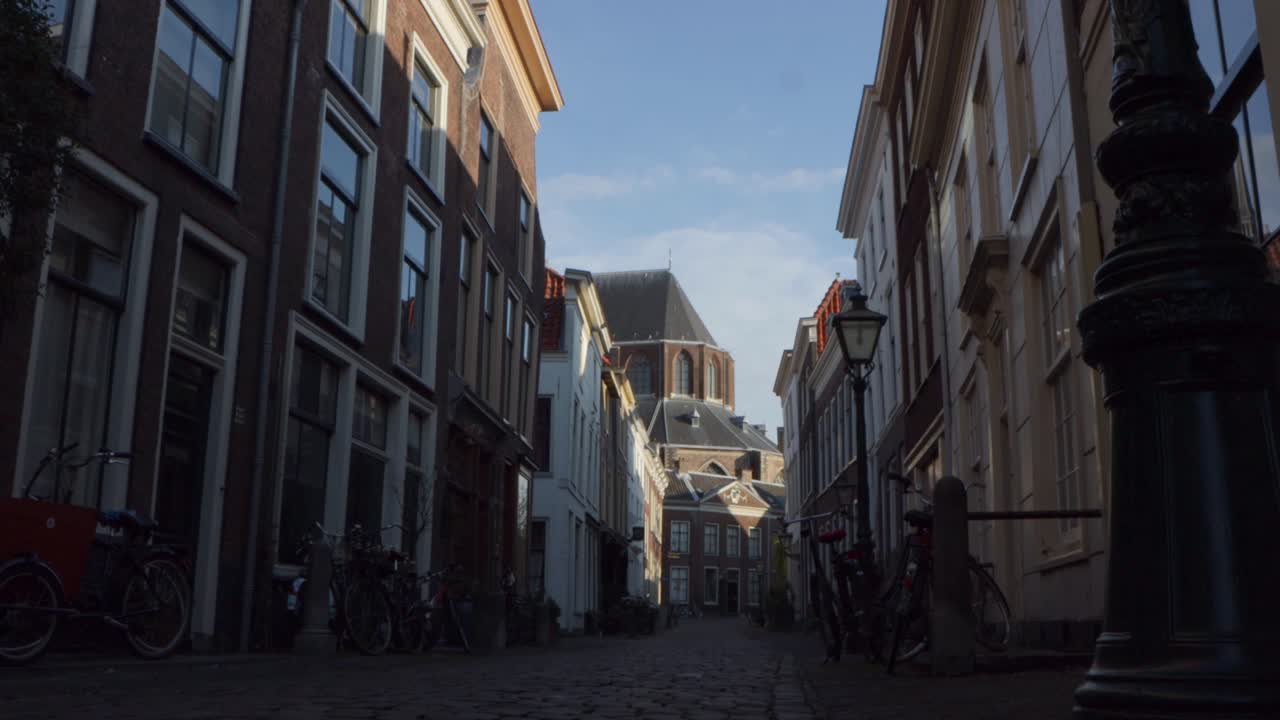 네덜란드 의 역사적인 도시 에서 자갈로 된 거리 와 고대 교회 의 슬라이더 사진