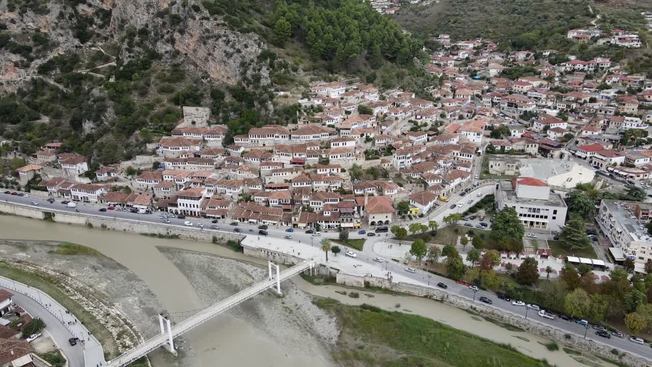 vista aérea de la ciudad antigua de berat y el río osum rodeado de montañas y colinas, albania