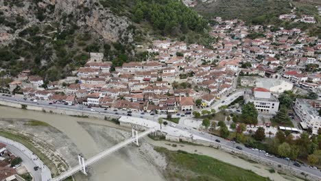 Vista-Aérea-De-Pájaro-De-La-Antigua-Ciudad-De-Berat-Y-El-Río-Osum-Rodeado-De-Montañas-Y-Colinas,-Albania