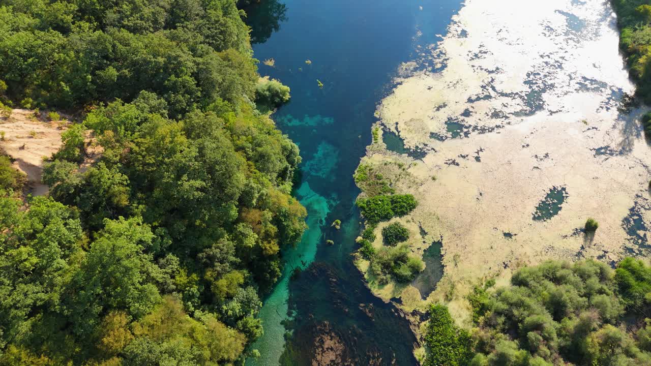 L'Occhio Blu, una famosa sorgente d'acqua in Albania circondata da una vegetazione lussureggiante, vista aerea