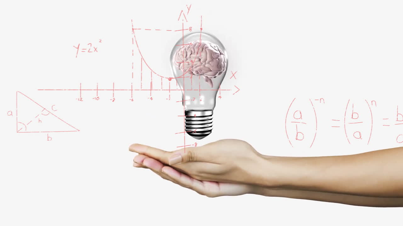 animación de una bombilla con cerebro sobre las manos de la mujer y procesamiento de datos matemáticos