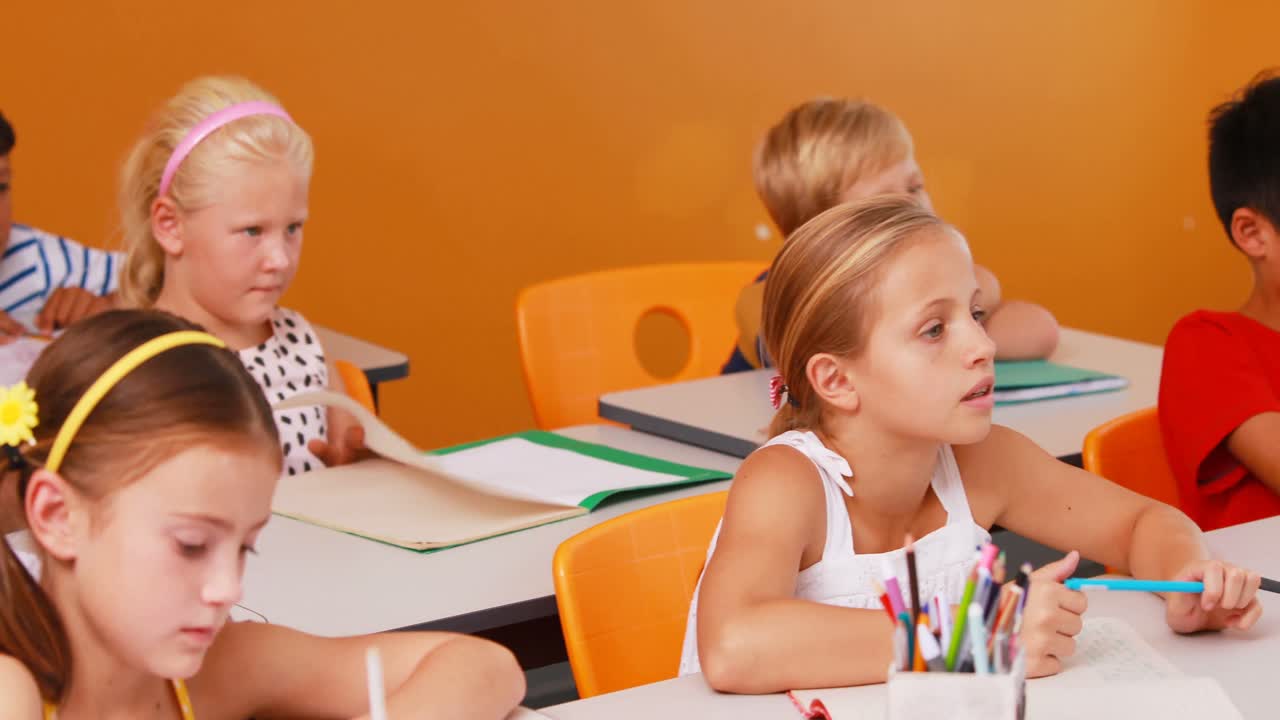 schulkinder machen ihre hausaufgaben