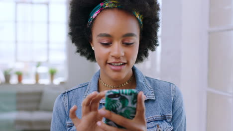 Junge-Schwarze-Frau,-Smartphone