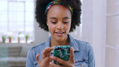 Young-black-woman,-smartphone