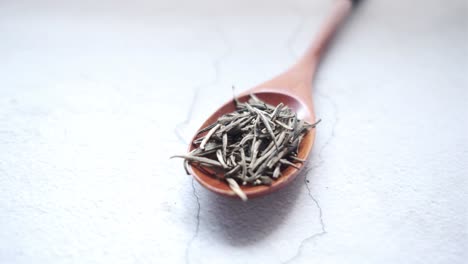 té blanco en cuchara de madera