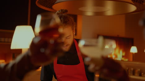 Hübscher-Barmann,-Der-In-Der-Bar-Cocktails-Zubereitet.-Afro-Frau-Tanzt-Im-Restaurant