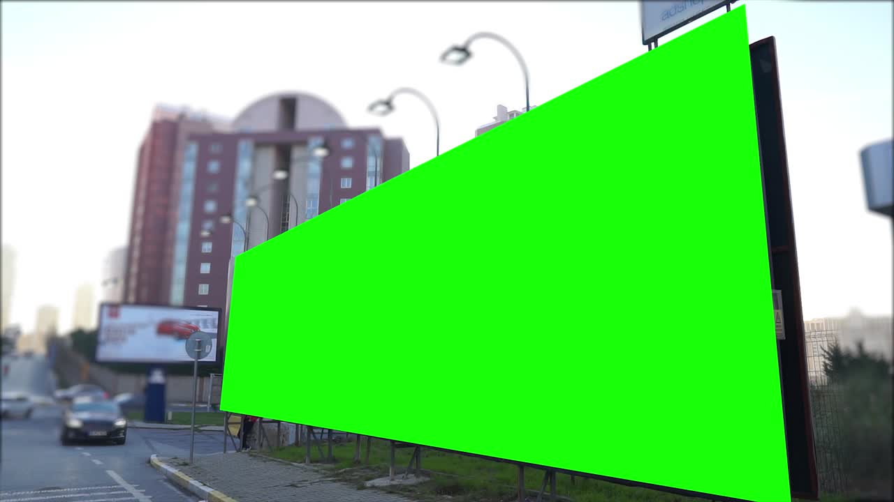 cartel de pantalla verde en la vida urbana, la ciudad. panel de publicidad en blanco, banner para el marketing. clave de croma signo vacío.