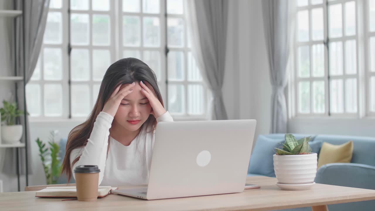 집에서 일하는 동안 스트레스를 받는 여성