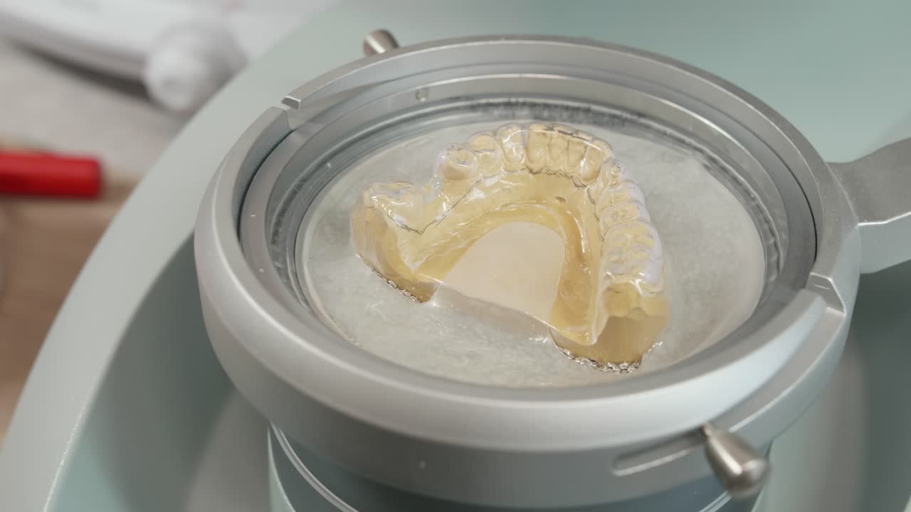 prótesis dentales siendo envueltas por una máquina