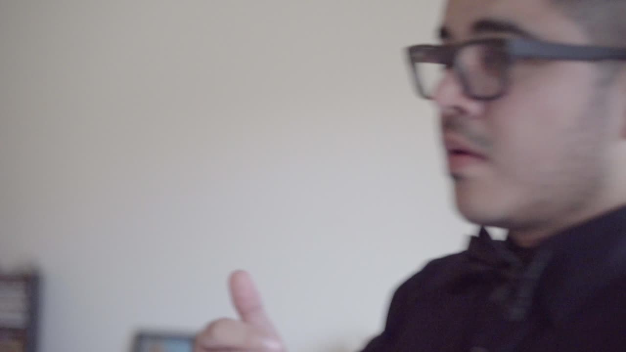 el novio poniéndose gemelos el día de su boda.