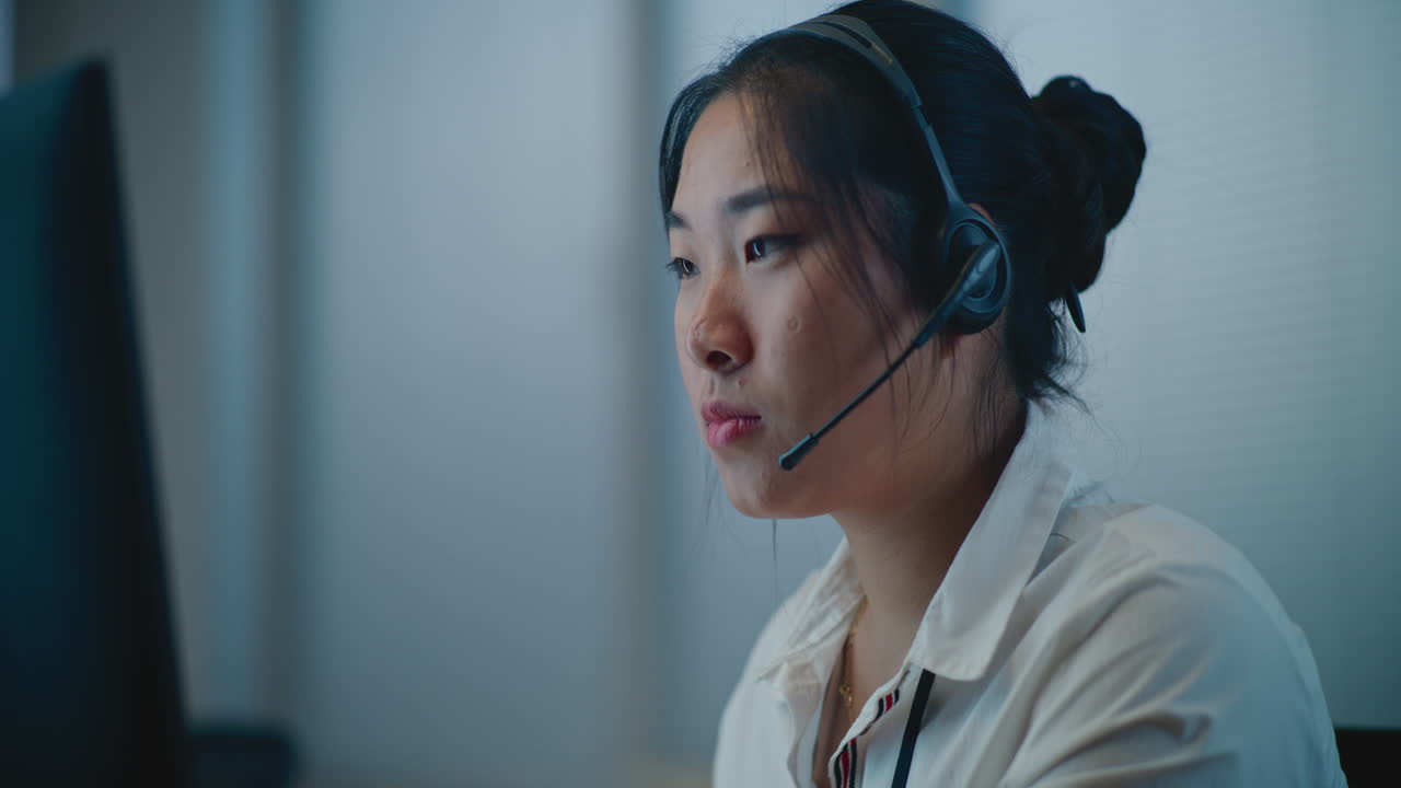 콜센터에서 일하는 여자
