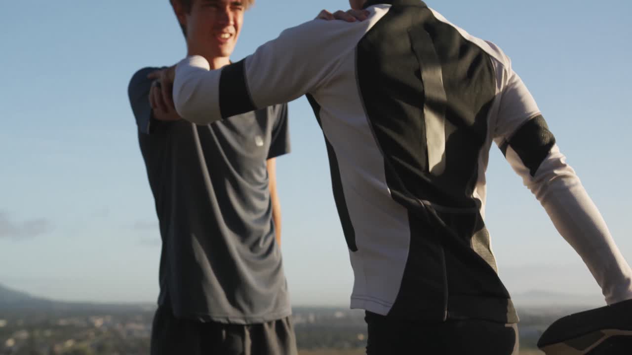 아버지 와 젊은 성인 아들 이 함께 야외 활동 을 즐기고 있다