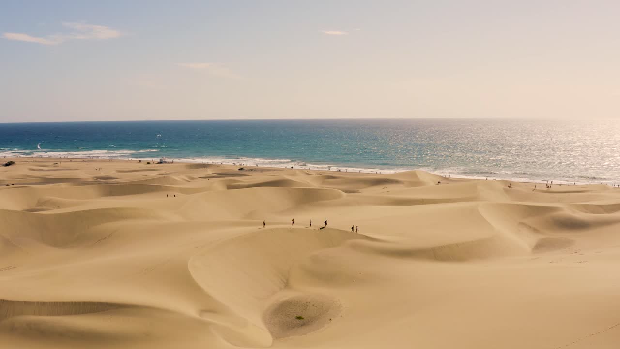 toma de drones de dunas y desierto con playa al fondo, dunas de maspalomas, gran canaria