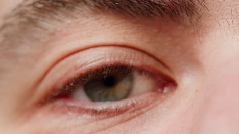primer plano de un ojo humano
