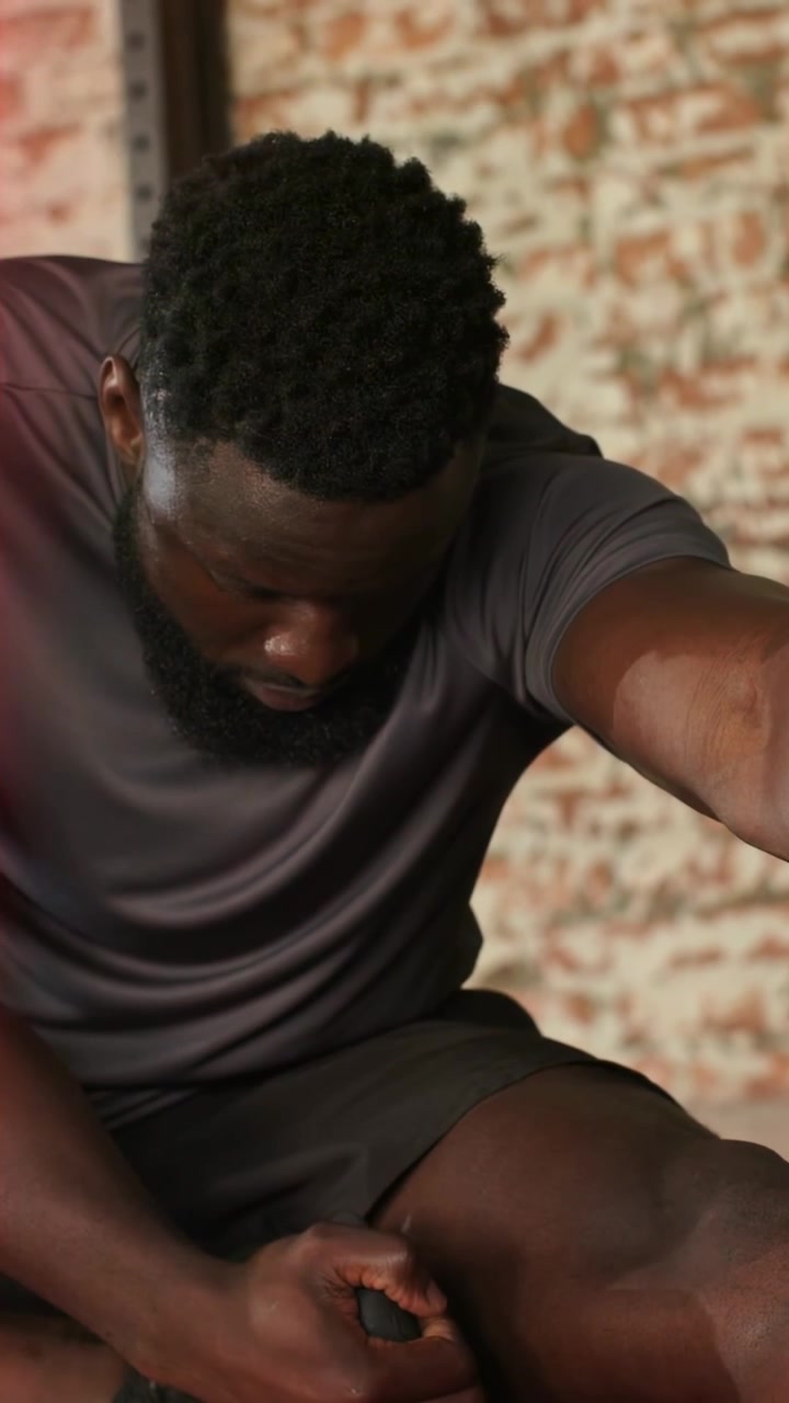 Vertical video: Post-workout man pressing black ball on right thigh, red arrows and numbers passing