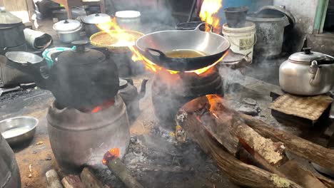 El-Proceso-De-Cocinar-Alimentos-Fritos-Como-Tofu,-Tempeh-En-Una-Sartén-Tradicional-Y-Una-Estufa-Usando-Carbones-Y-Una-Estufa-1