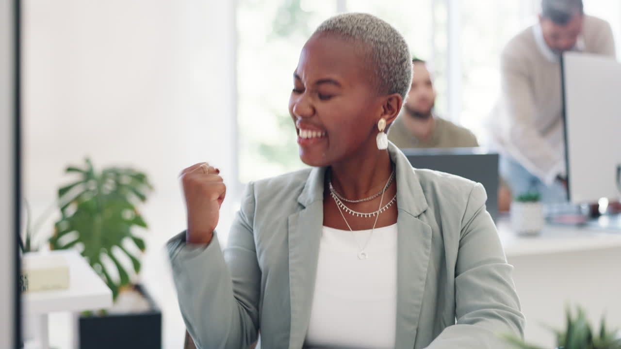 mujer negra, celebración del puño