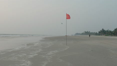 Rote-Flagge-Am-Strand---Gefahrenzeichen-Am-Strand,-Um-Nicht-Ins-Wasser-Zu-Gehen