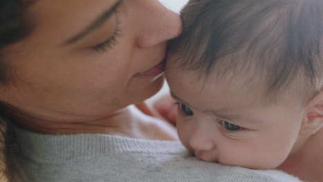 Madre-Sosteniendo-Al-Bebé-Calmando-Al-Recién-Nacido-Cansado-Calmando-Suavemente-Al-Bebé-Inquieto-Criando-A-Un-Niño-Amoroso-Mamá-Disfrutando-De-La-Maternidad-En-Casa