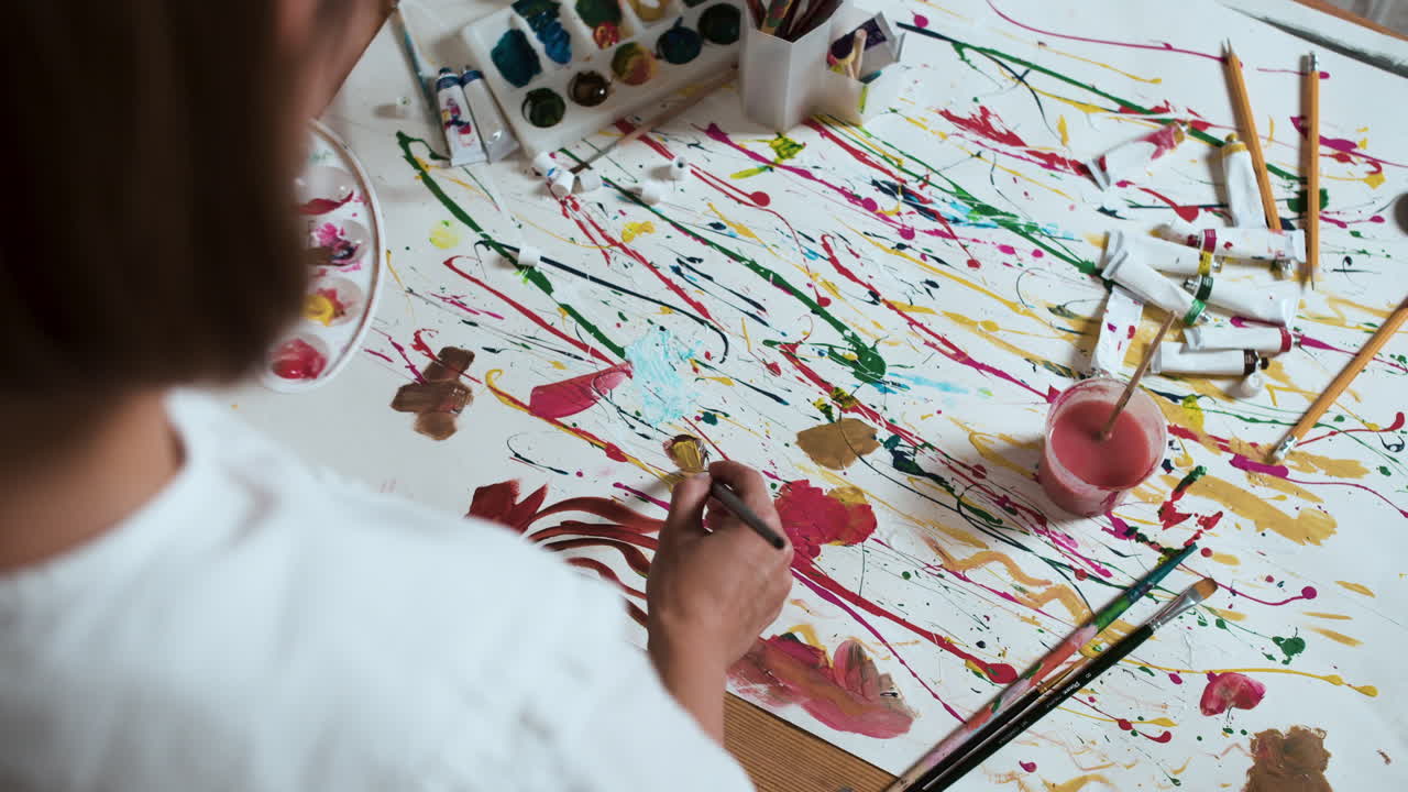 una mujer creando una obra maestra.