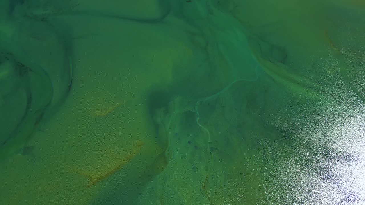 vista aérea de la bahía tropical de wainui en nueva zelanda