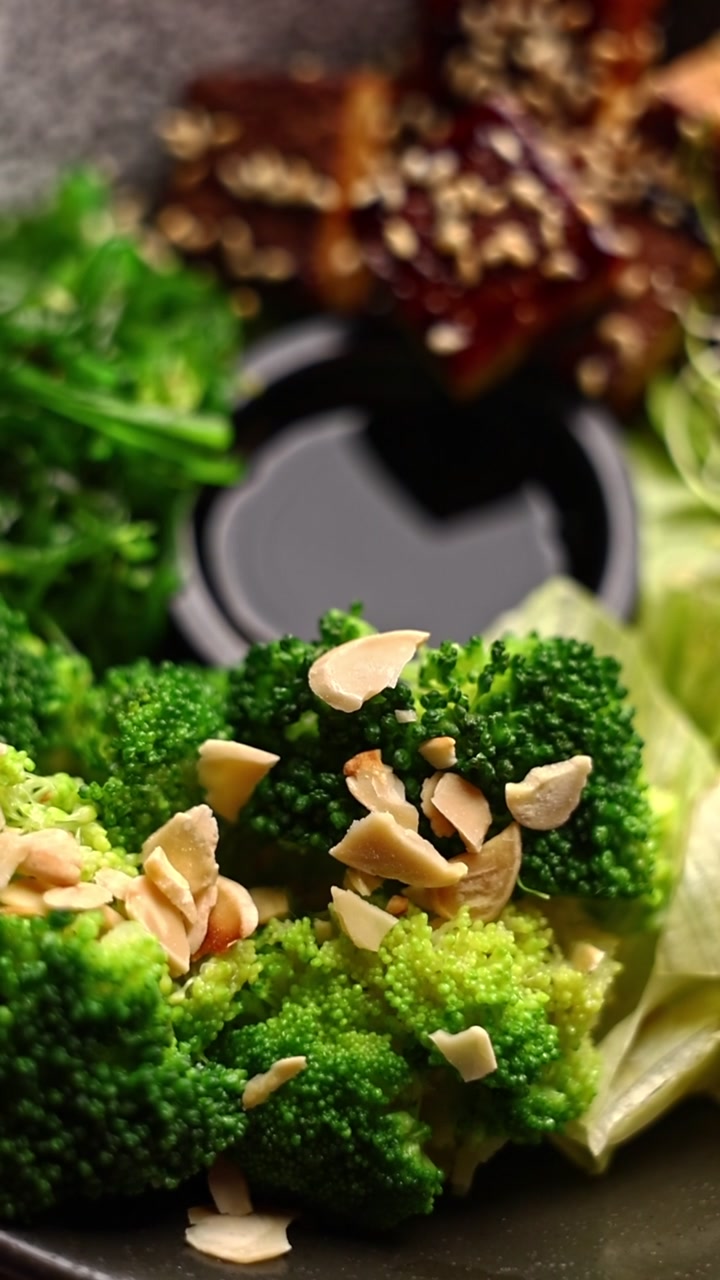 Primo piano di insalata fresca di broccoli con mandorle tostate