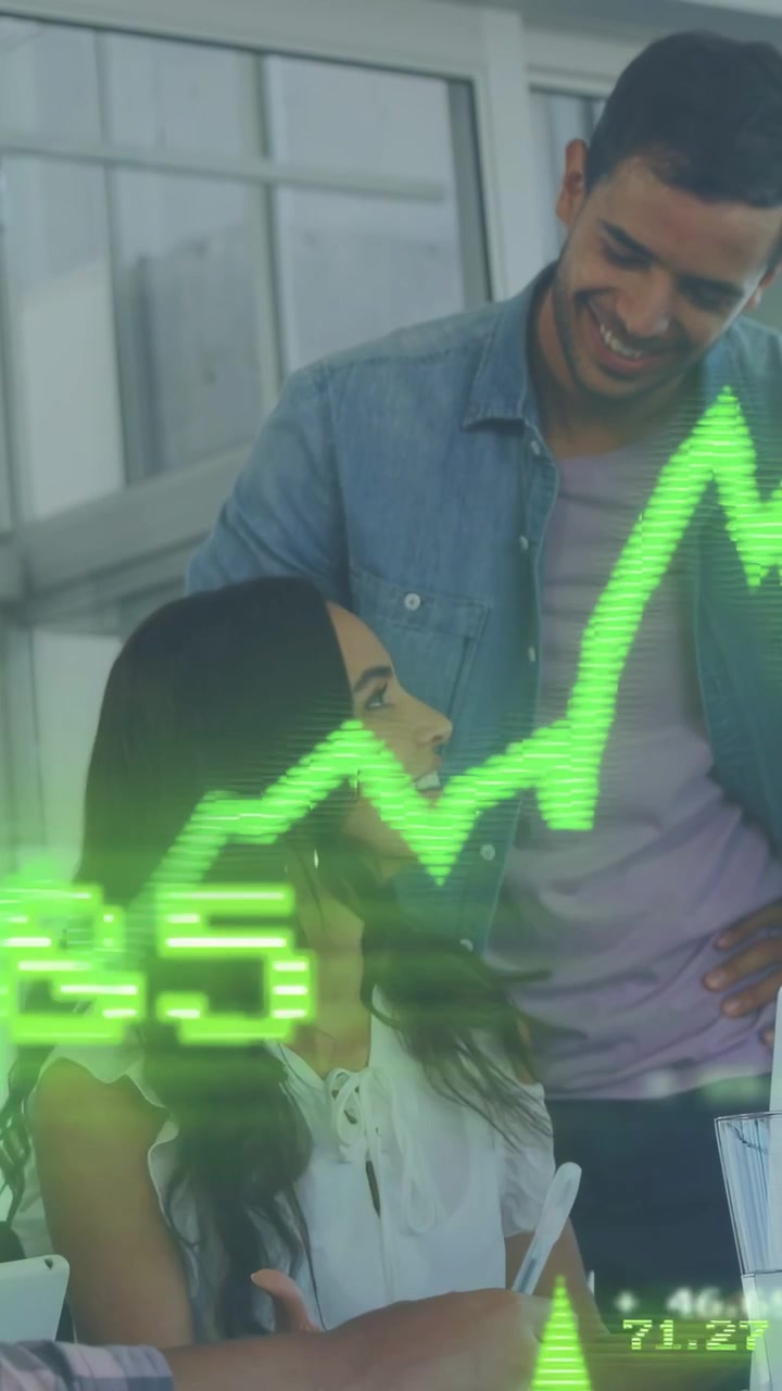 Video vertical: Mujer gesticulando, hombre inclinándose, gráfico verde con flecha deslizante, ambos sonriendo para las finanzas.